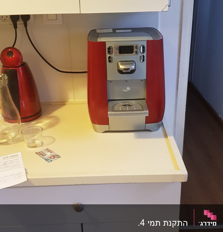 מכונת קפה אדומה על משטח מטבח